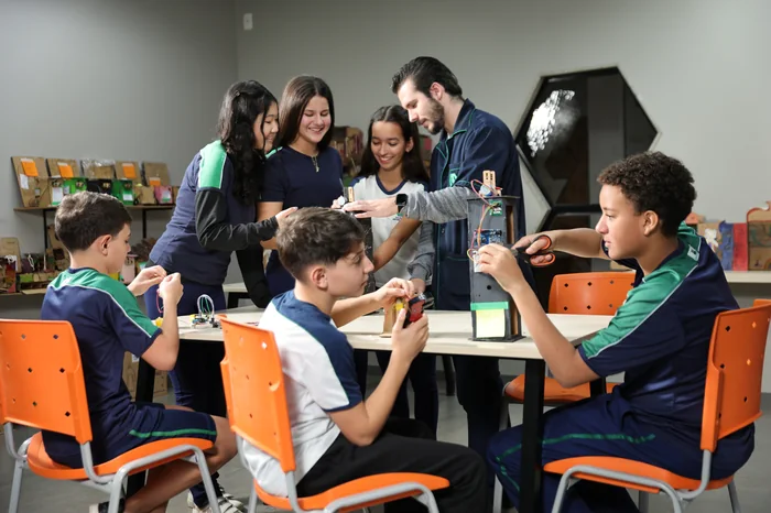 Alunos do Colégio Universitário participando de atividade prática em grupo