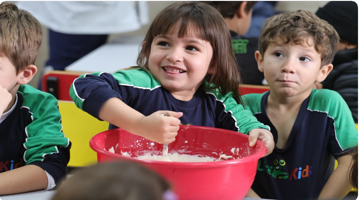 Alunos do Colégio Universitário participando de atividade prática em sala
