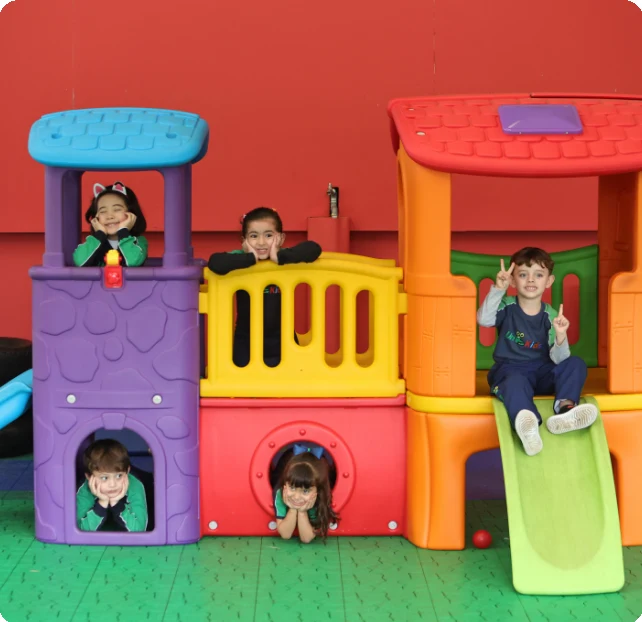 Crianças brincando em playground colorido no Colégio Universitário
