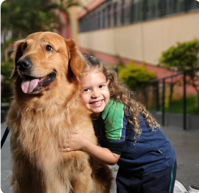 Aluna do Colégio Universitário abraçando um cachorro