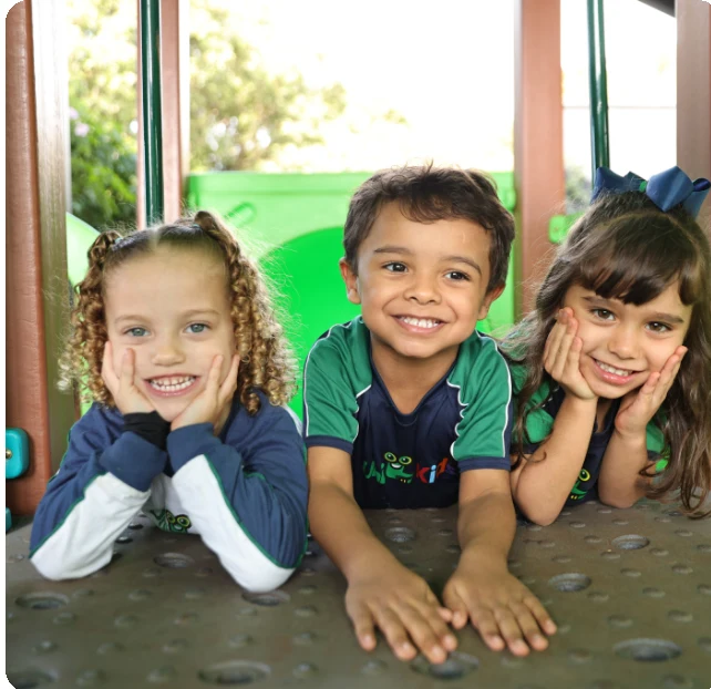 Alunos do Colégio Universitário deitados no chão, sorrindo