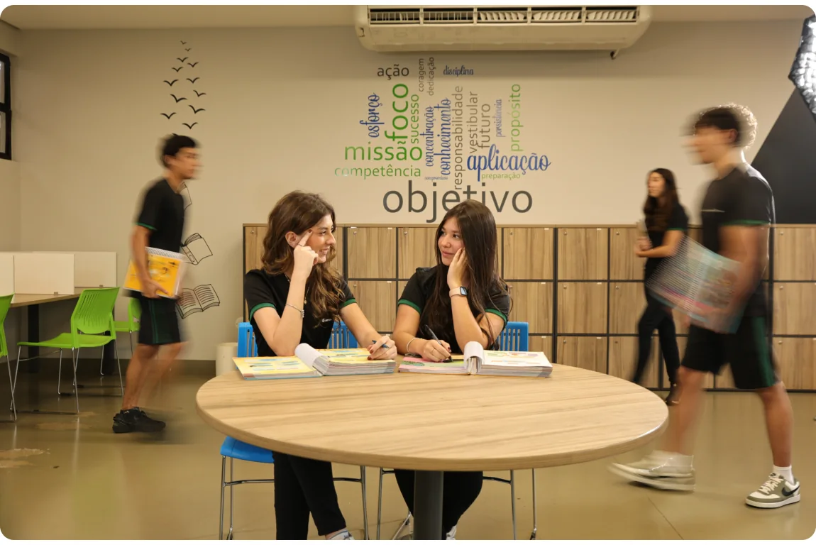 Alunas do Ensino Médio do Colégio Universitário estudando em mesa redonda