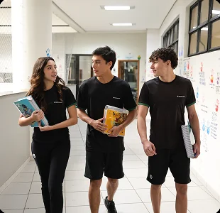 Alunos do Ensino Médio do Colégio Universitário caminhando pelo corredor da escola